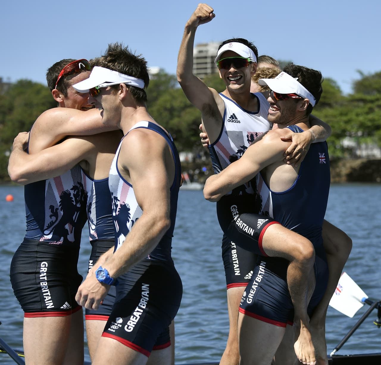 No hay problema en celebrar, pero sería mejor hacerlo con los tenis puestos.