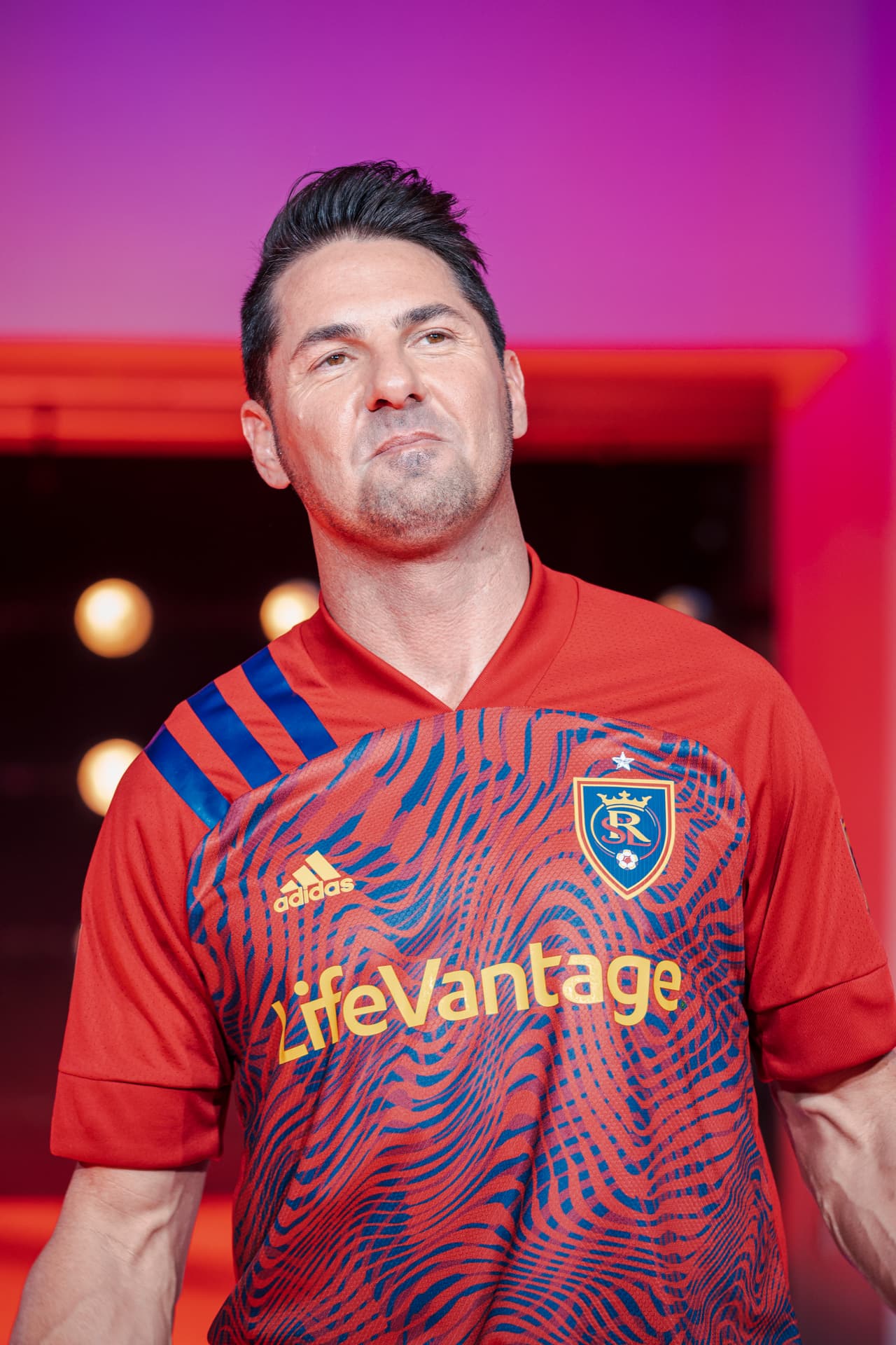 Marshall Miller, paracaidista y deportista de riesgo, exhibió el original nuevo diseño del uniforme principal de Real Salt Lake.