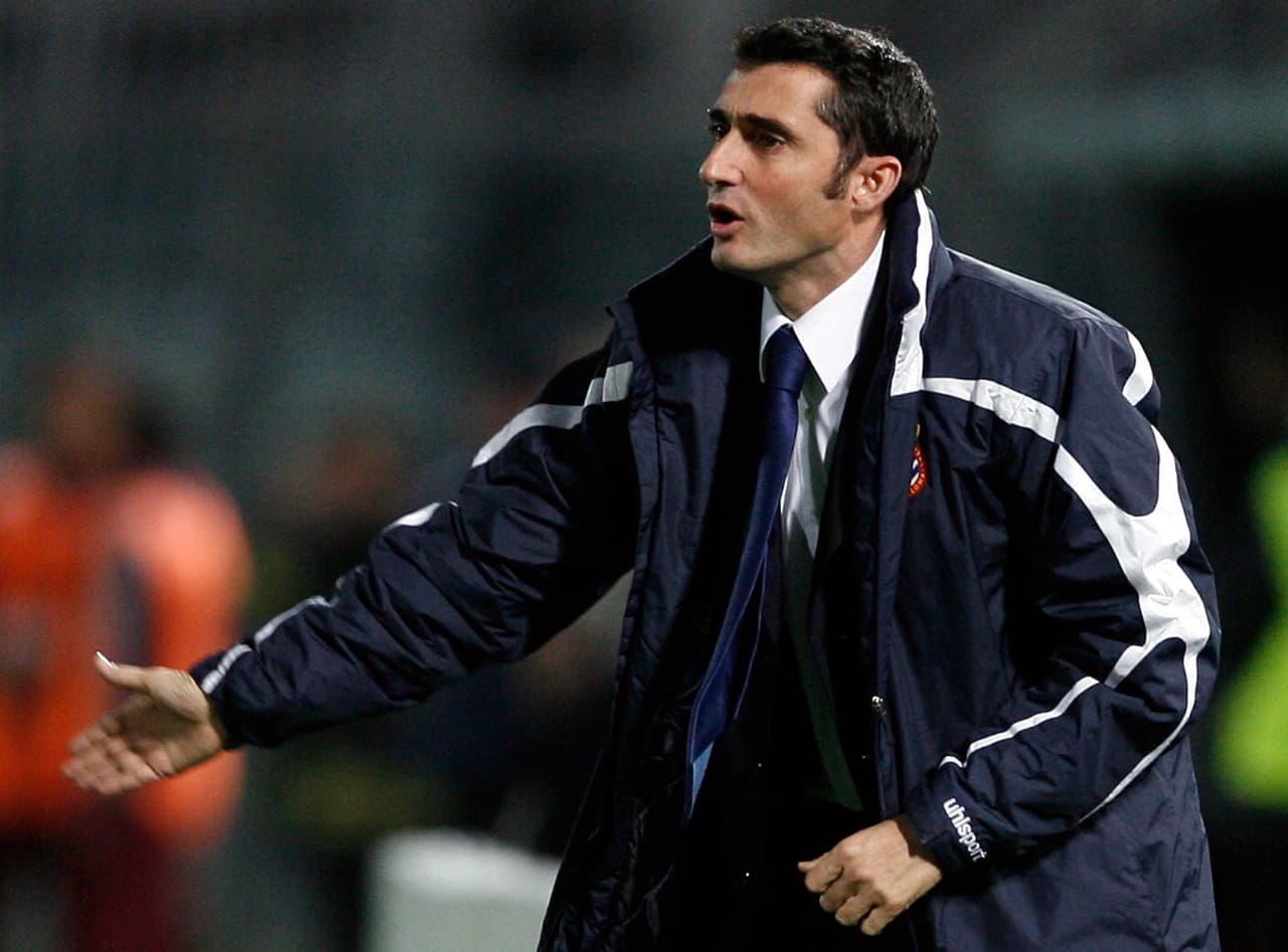 Su carrera de entrenador la inició, justamente, en el Athletic, del 2003 al 2005, con tan solo 38 partidos ganados en 93 partidos que dirigió. Luego pasó al Espanyol.