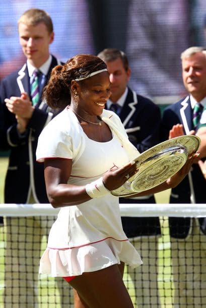 Aunque ya tenía tres de estas preciadas charolas, Serena no dejó de admirar el fruto de su esfuerzo en esta edición.