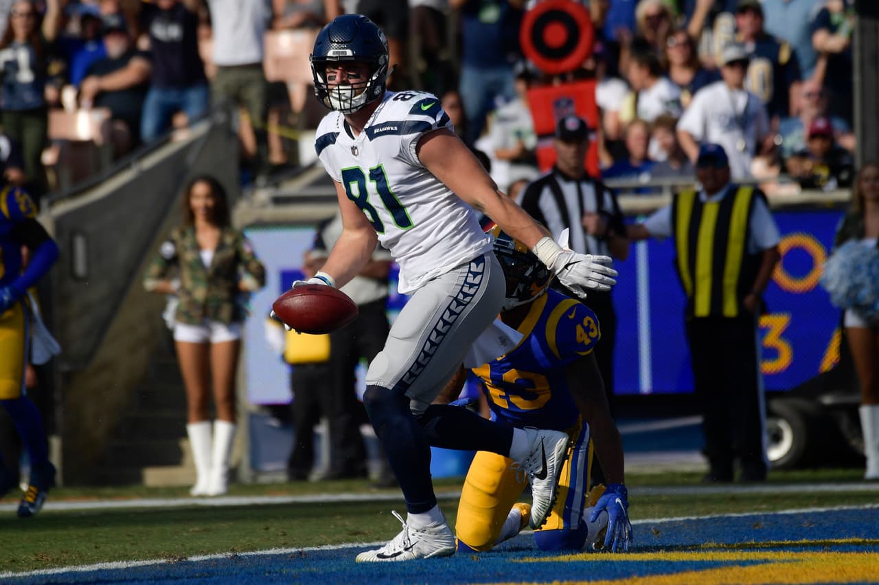 Los visitantes Seahawks (4-5) anotaron primero con pase de Russell Wilson al ala cerrada Nick Vannett, un envío de touchdown de 8 yardas en el drive inaugural del encuentro para darles ventaja de 7-0.