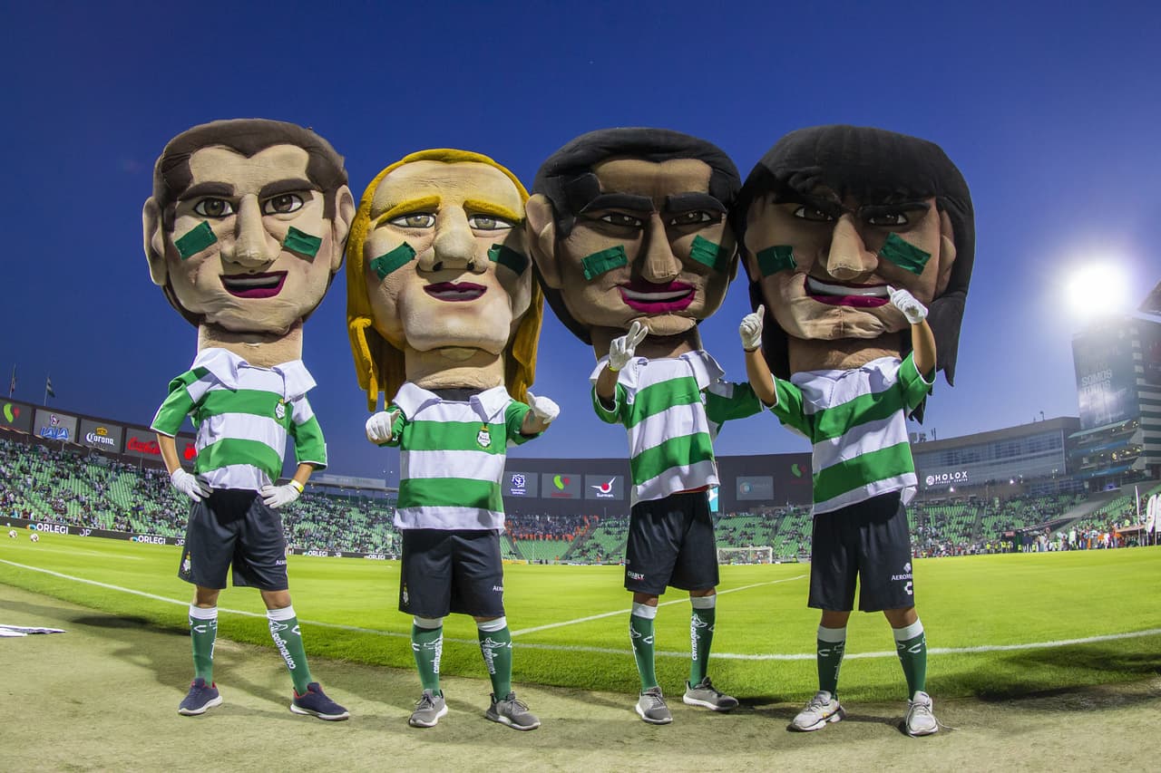 Mascotas con el rostro de jugadores emblemáticos de los laguneros estuvieron presentes.