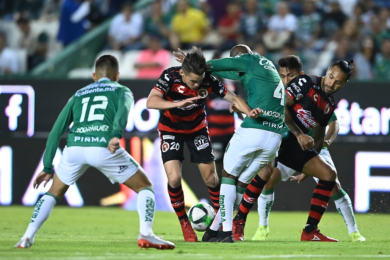 Los jugadores del conjunto local apretaban en cada palmo del campo y no permitían que los visitantes se aproximaran a su arco.