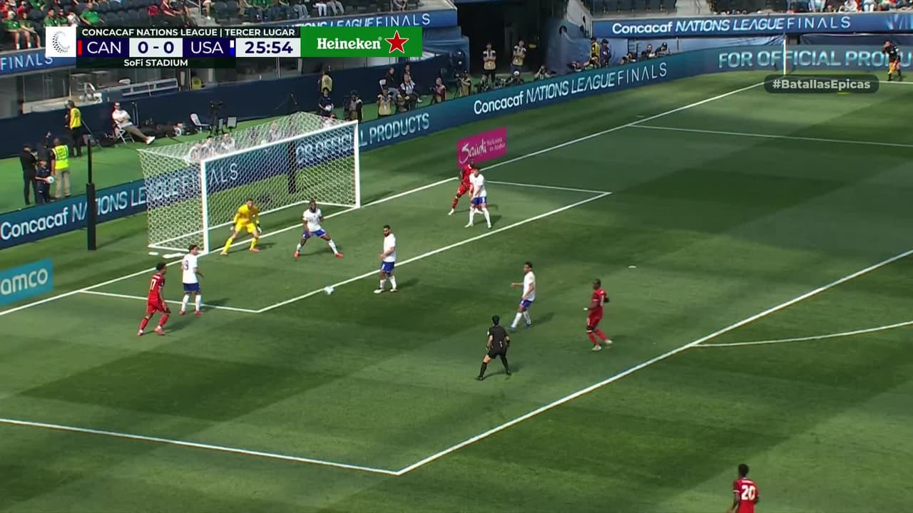 ¡GOL!  anota para Canadá. Tani Oluwaseyi
