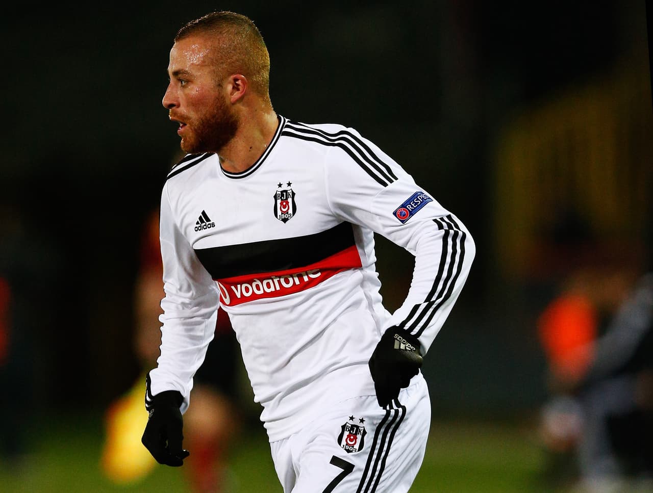 8. Gökan Töre (Besiktas / Turquía) - su valor en el mercado es de 3.4 millones de dólares, bajó 5.8 millones (62.5%)