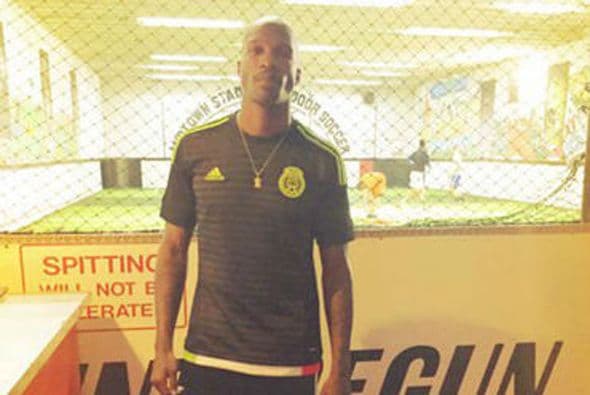 Y por si había alguna duda, aquí utiliza la camiseta nueva del 'Tri'. (Foto: Twitter)