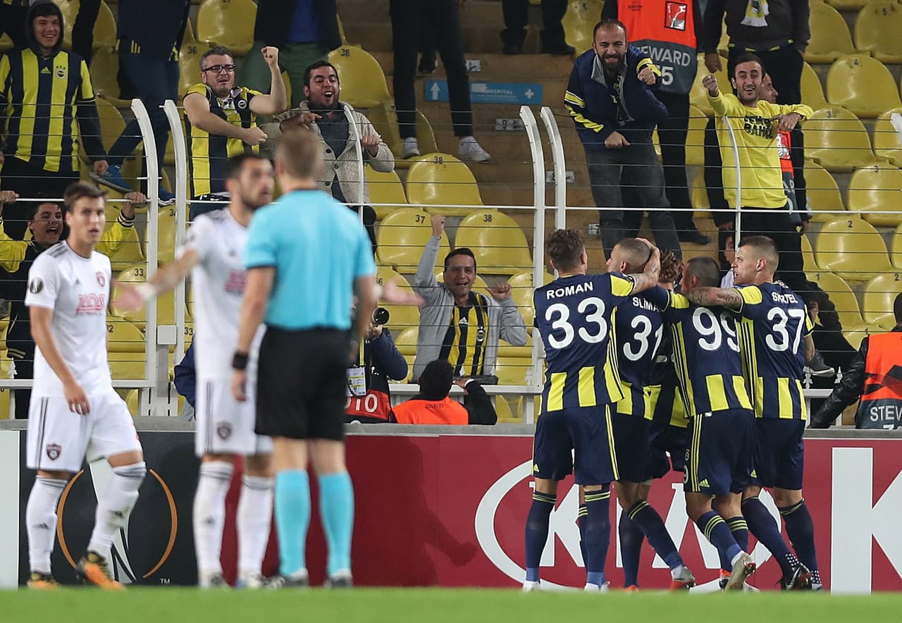 Primero fue al minuto 51 aprovechando un error de la defensa visitante, en especial del portero, que dejó la pelota huérfana en el área para que el delantero solo tuiese que empujarla a la red.