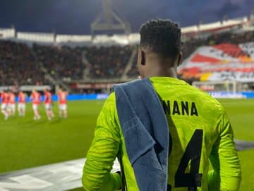 Edson Álvarez juega los 90 minutos en la derrota del Ajax 1-0 ante el AZ Alkmaar con gol de Boadu al minuto 90.