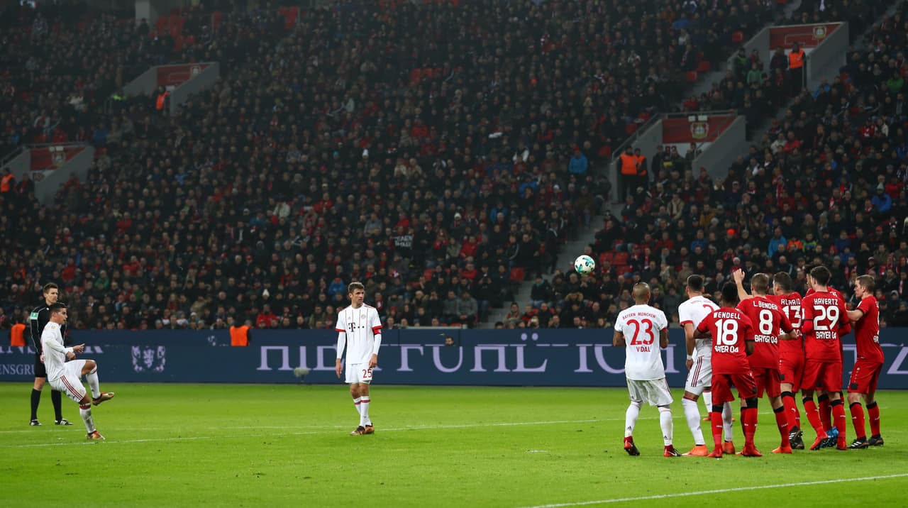 En el último minuto del partido llegaria la tercera emoción para el club bávaro, esta vez con un tiro libre magistral de James.