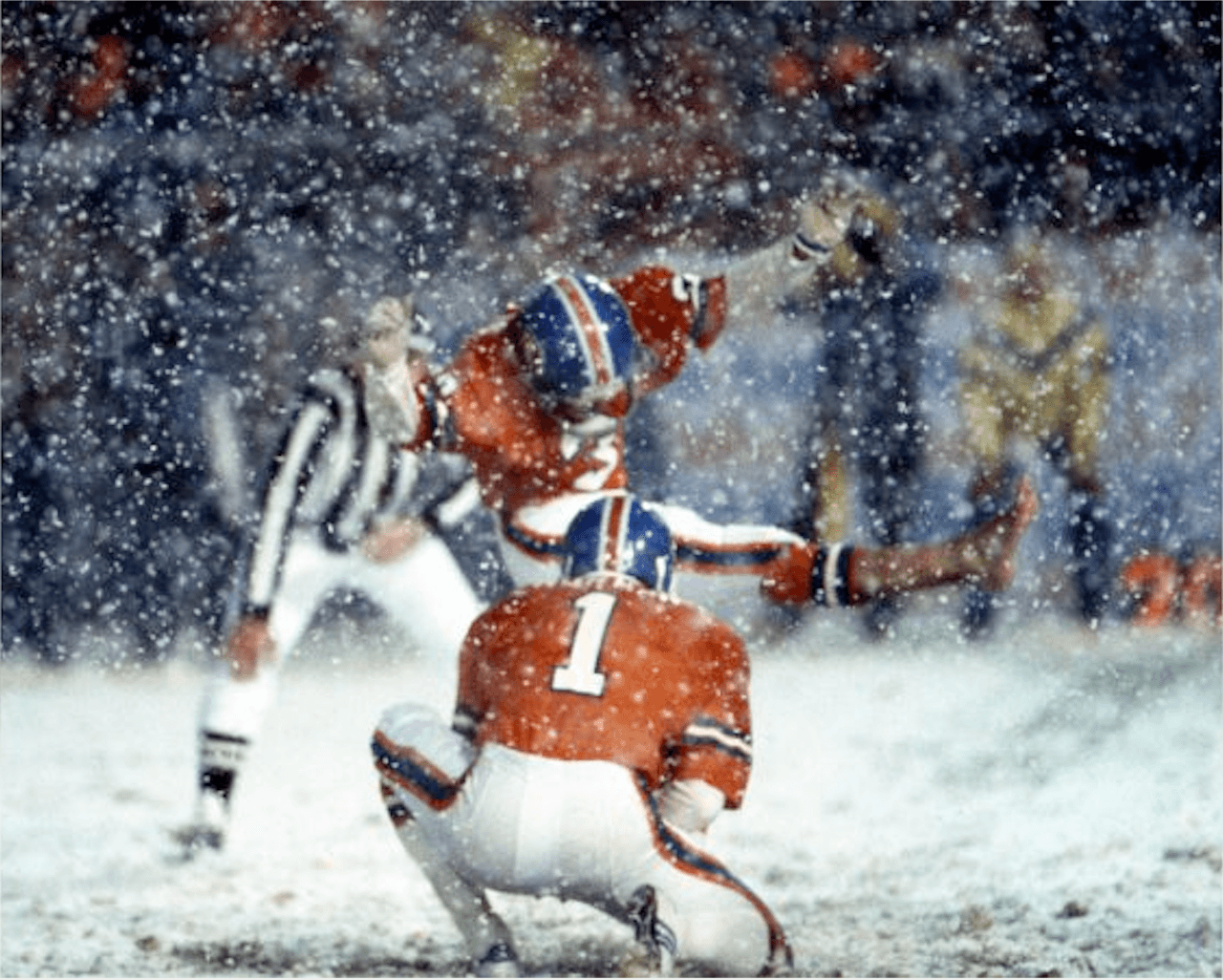 El pateador de Denver Broncos, Rich Karlis haciendo un gol de campo ante los Green Bay Packers. Año 1984.