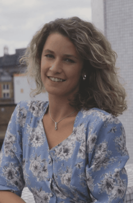 En 1982, solo 14 meses después de sus nupcias, Charles & Diana: A Royal Love Story se estrenó en ABC con Caroline Bliss como protagonista. La película para televisión recreaba la "boda del siglo", como se la denomina con frecuencia.