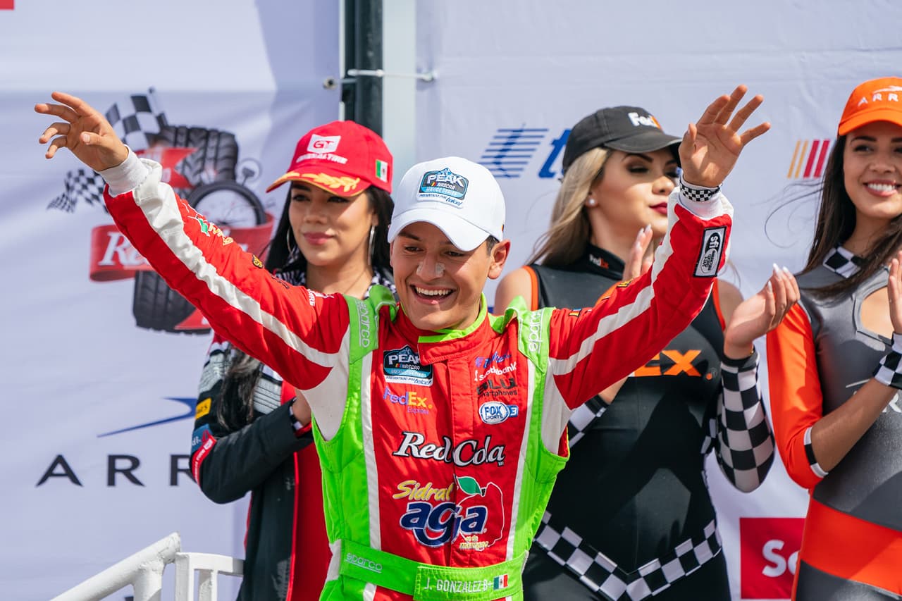 Juan Manuel González necesitó llegar a la última fecha de la temporada para poder competirle el campeonato a Michael Dörrbecker en la división Challenge de la NASCAR México Series.