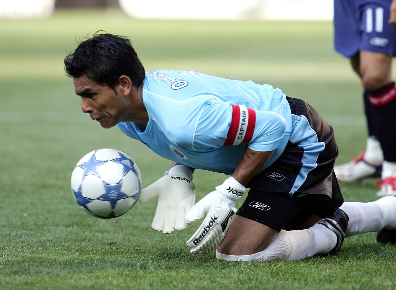 Oswaldo Sánchez fue capitán de Chivas de Guadalajara a pesar de su pasado como jugador de Atlas. Su entrega y liderazgo le dieron ese lugar hasta su salida del club en 2006.