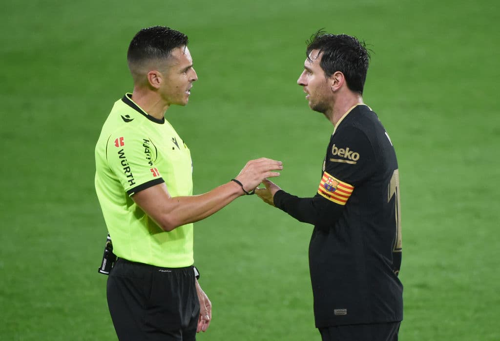 Barcelona jugó con 10 hombres tras la expulsión de Lenglet por acumulación de tarjetas.