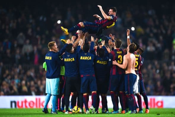 El público en el Camp Nou está incondicionalmente con el argentino, por muchas razones, la principal porque existe la certeza en la masa que nunca antes ha disfrutado tanto de un jugador y además durante tanto tiempo, y porque es el futbolista a quien el aficionado culé menos le cuesta lanzarle un aplauso o rendirle todos los honores.