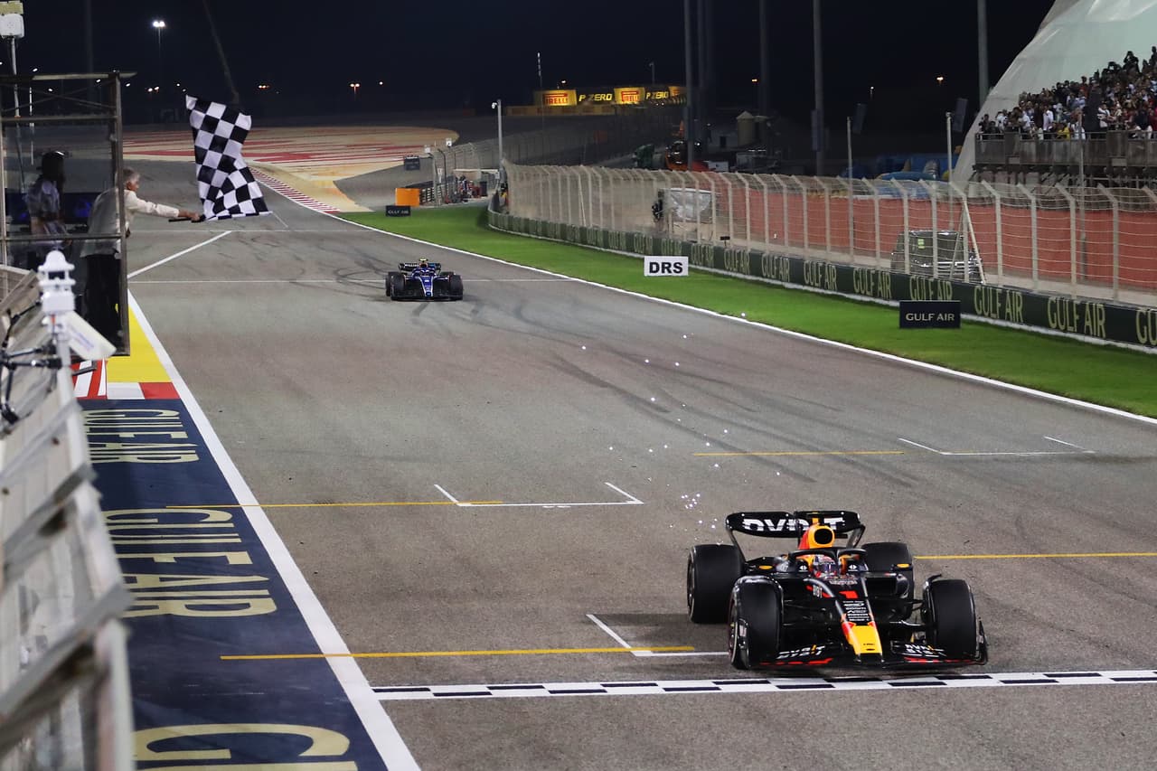 Red Bull se adueña del podio en el Gran Premio de Bahrein; Fernando Alonso sorprende y se queda con el tercer lugar.