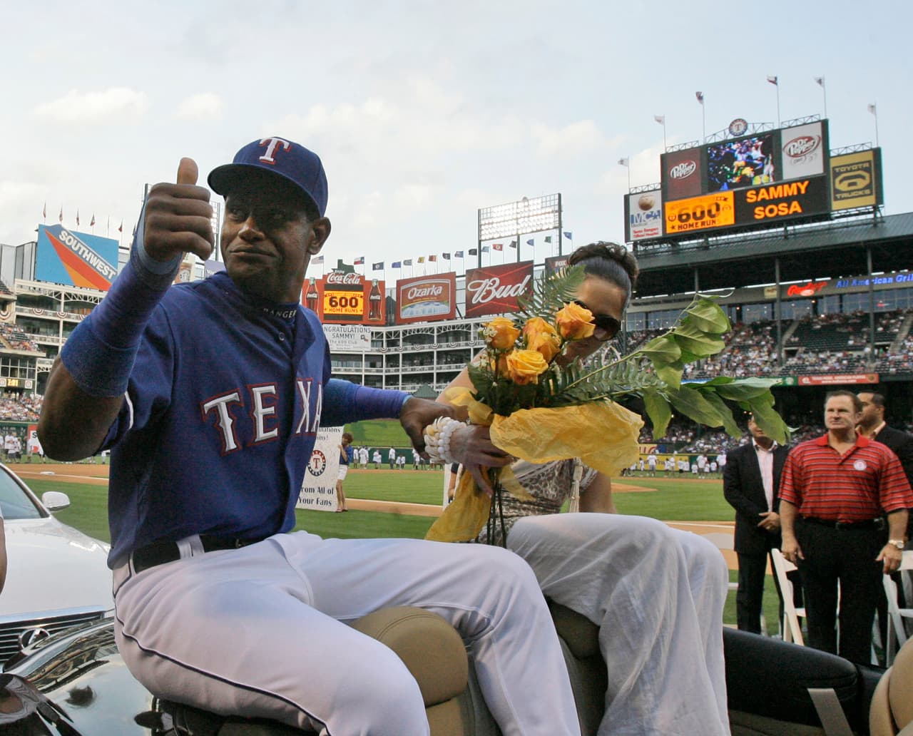 Como jugador, se le acusó de hacer trampa con un corcho en el bate y luego dio positivo para sustancias que ayudaban a mejorar su rendmiento. Todo en el año 2003, antes de regresar a Texas.