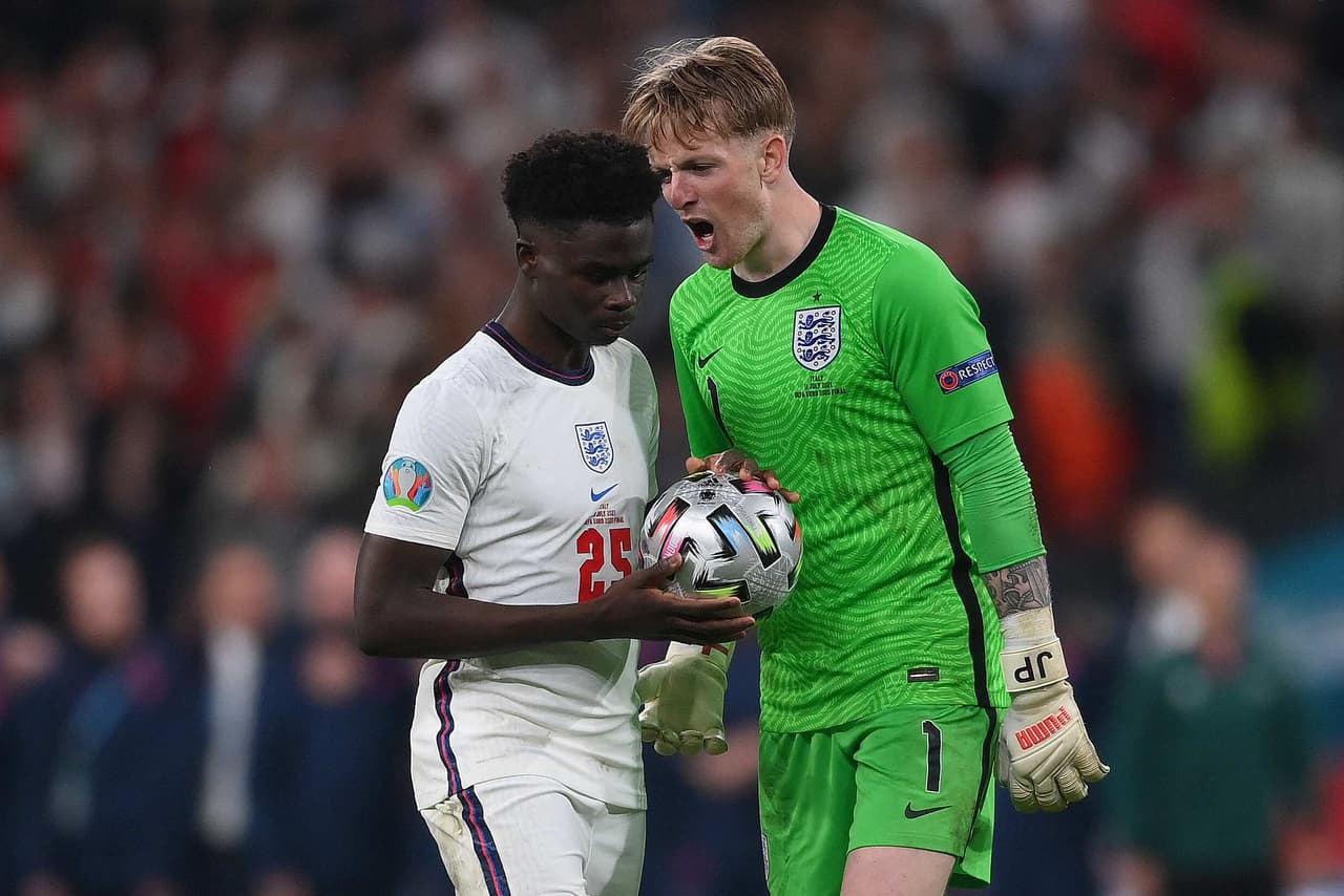 Saka culpa a Facebook, Twitter e Instagram por 'suavidad' ante racismo