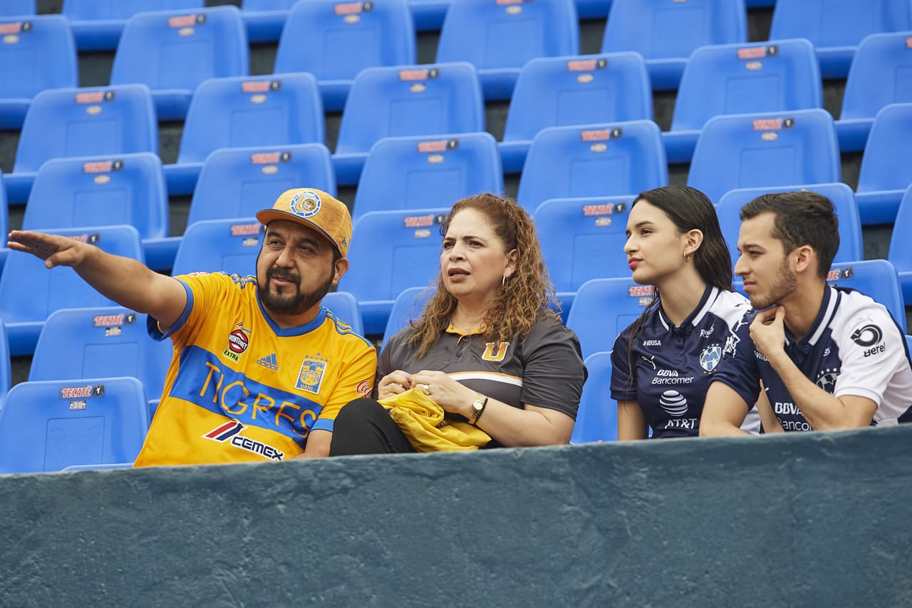 Este es el marco con el que las aficiones de los dos equipos regiomontanos se preparaban para alentar a Tigres y Rayados en el Clásico Regio edición internacional en la Final de la Liga Campeones de la Concacaf.