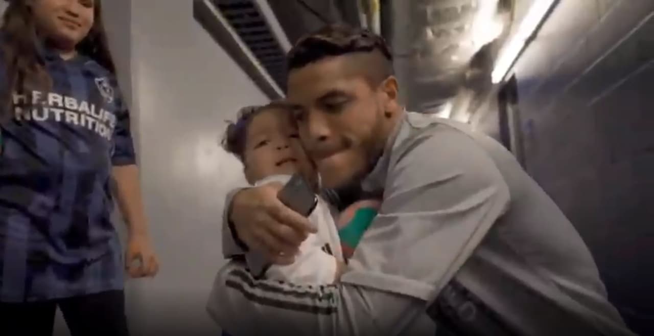 Jonathan cumple sueño a la fan más pequeña de LA Galaxy