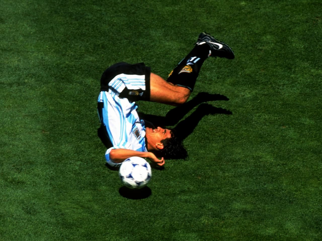 En ese partido, el árbitro mexicano Arturo Brizio permitió mucha rudeza holandesa. Y Ortega acabó expulsado tras pegarle un cabezazo a Edwin van der Sar luego de intentar fabricar un penal.