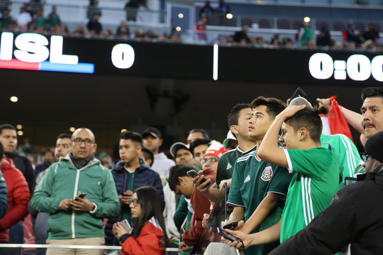 Seguimiento gráfico de los trabajos en cancha de los jugadores, las características del escenario y hasta la alegría de los asistentes en el Levi's Stadium en el partido de México contra Islandia.