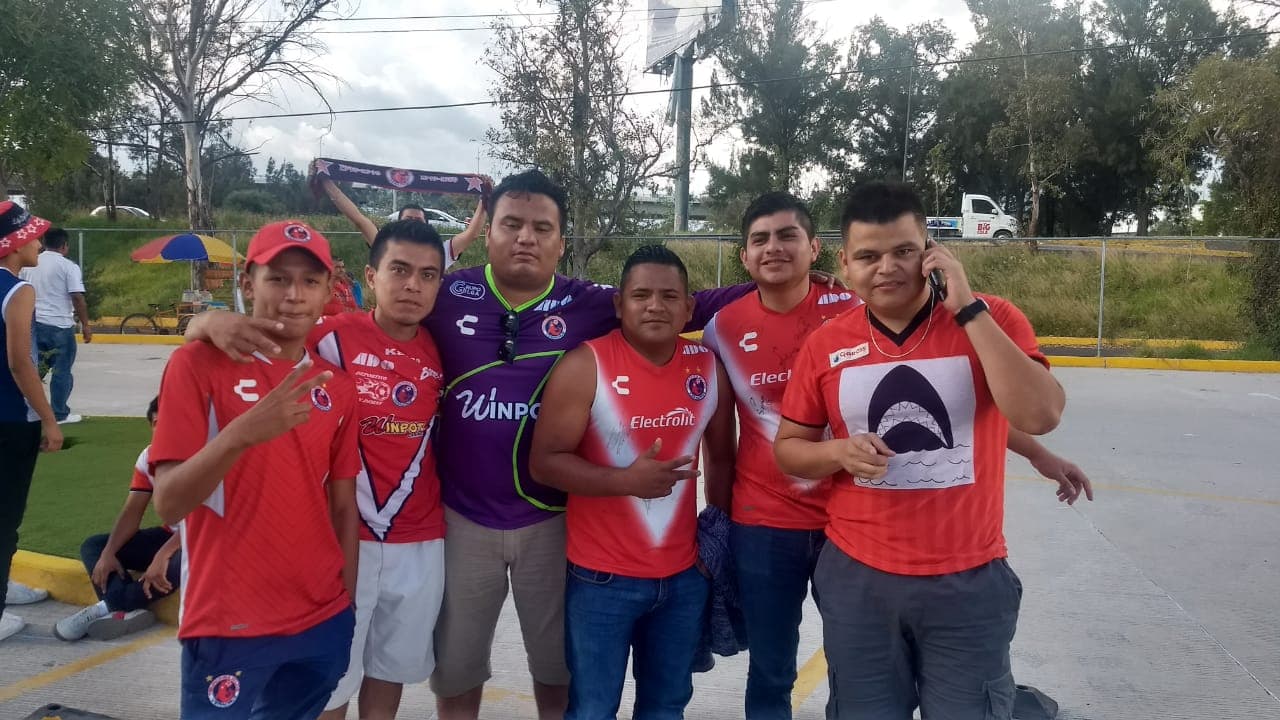 Fanáticos del Veracruz en las afueras del Estadio Cuahutémoc previo al juego contra Puebla.