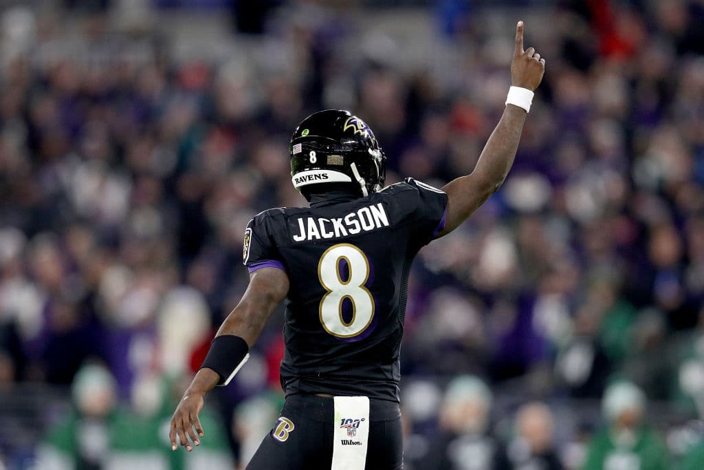 La playera del Quarterback Lamar Jackson #8 de los Baltimore Ravens es una de las más populares del 2019.