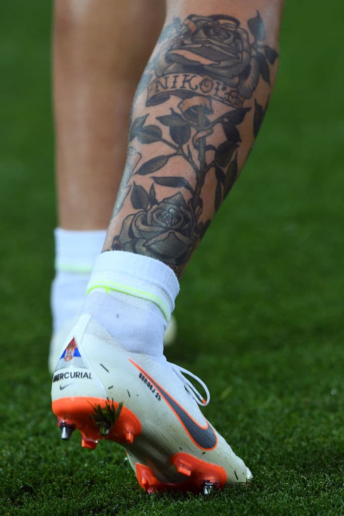 El serbio Sergej Milinkovic-Savic y la imagen en su pierna derecha.