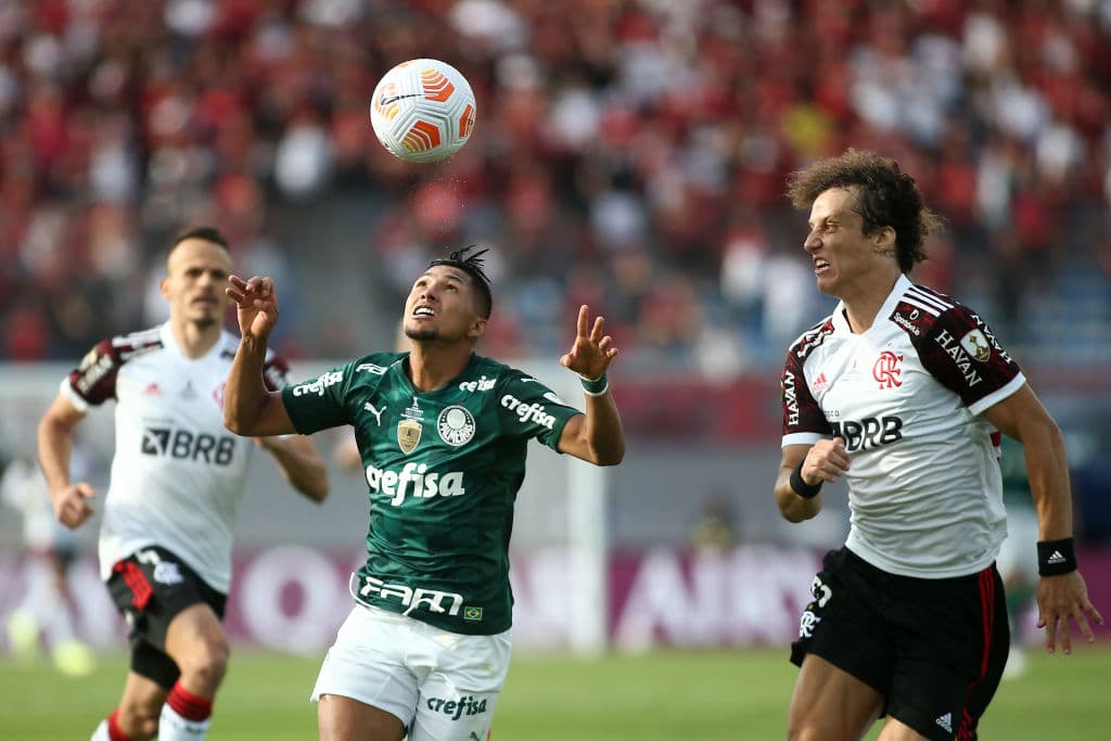 Con un gol de Deyverson al minuto 95, Palemiras rompe el empate en los tiempos extras, vencen 2-1 al Flamengo y levantan el título de la Copa Libertadores por segundo año consecutivo.