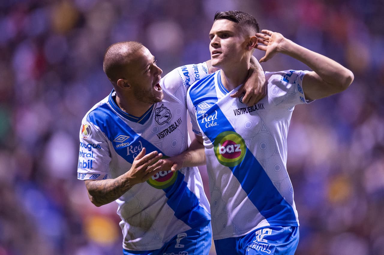 El segundo tiempo trajo nuevas emociones con el golazo de Israel Reyes al 49’, pero una falta previa revisada por el VAR echaba para atrás el disparo al ángulo del jugador poblano.