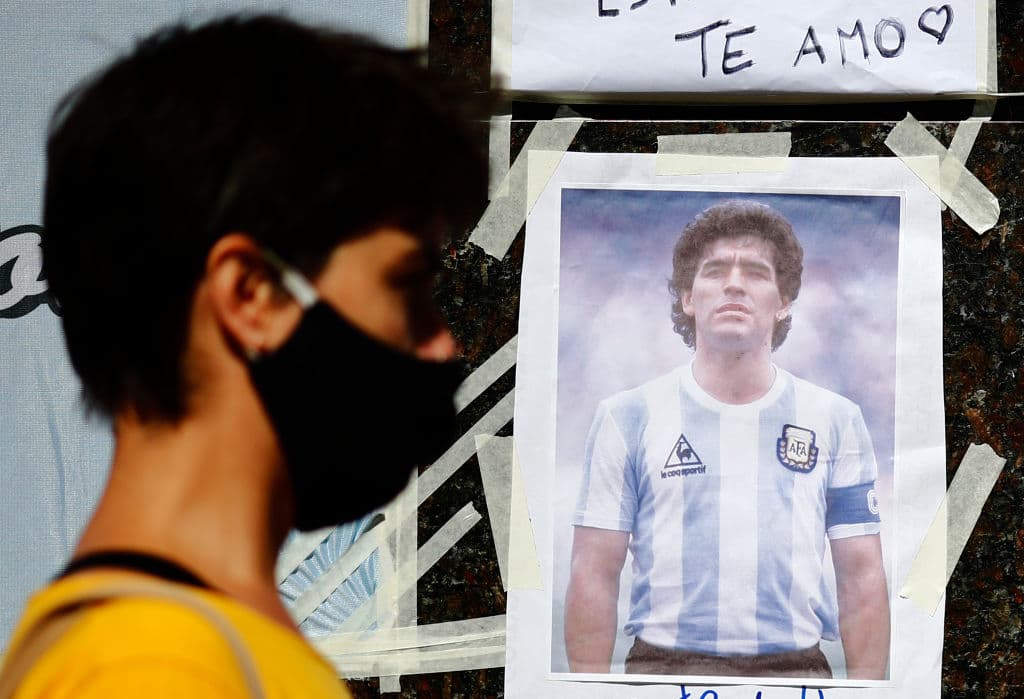 Maradona se recupera tras una exitosa operación de un hematoma en la cabeza. Fuera de la Clínica Olivos, ubicada en Buenos Aires, fanáticos se dieron cita para apoyar a ‘D10s’ en todo momento; el amor que le tienen al astro argentino es ‘infinito’.