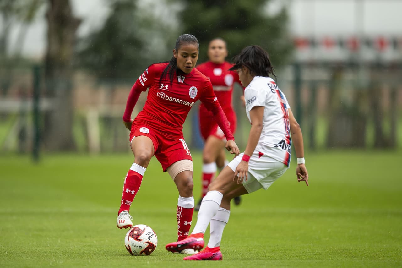 Las Chivas no se tocan el corazón y golean a las Diablas del Toluca para asegurar su lugar en la cima del torneo.