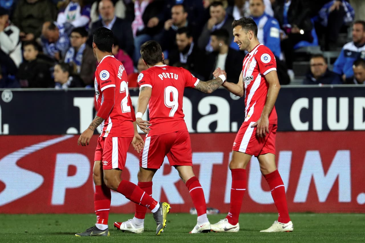 El delantero Cristian Portugu´és "Portu" (centro) fue el autor de los dos goles del Girona a los minutos 13 y 22 del encuentro.