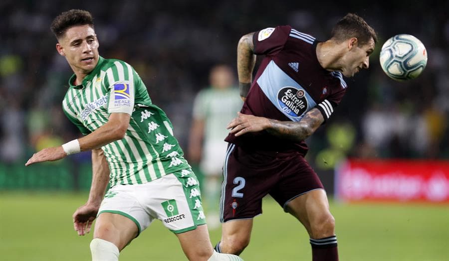 Hugo Mallo evita la ofensiva bética que se vuelca al ataque en busca del gol del triunfo.