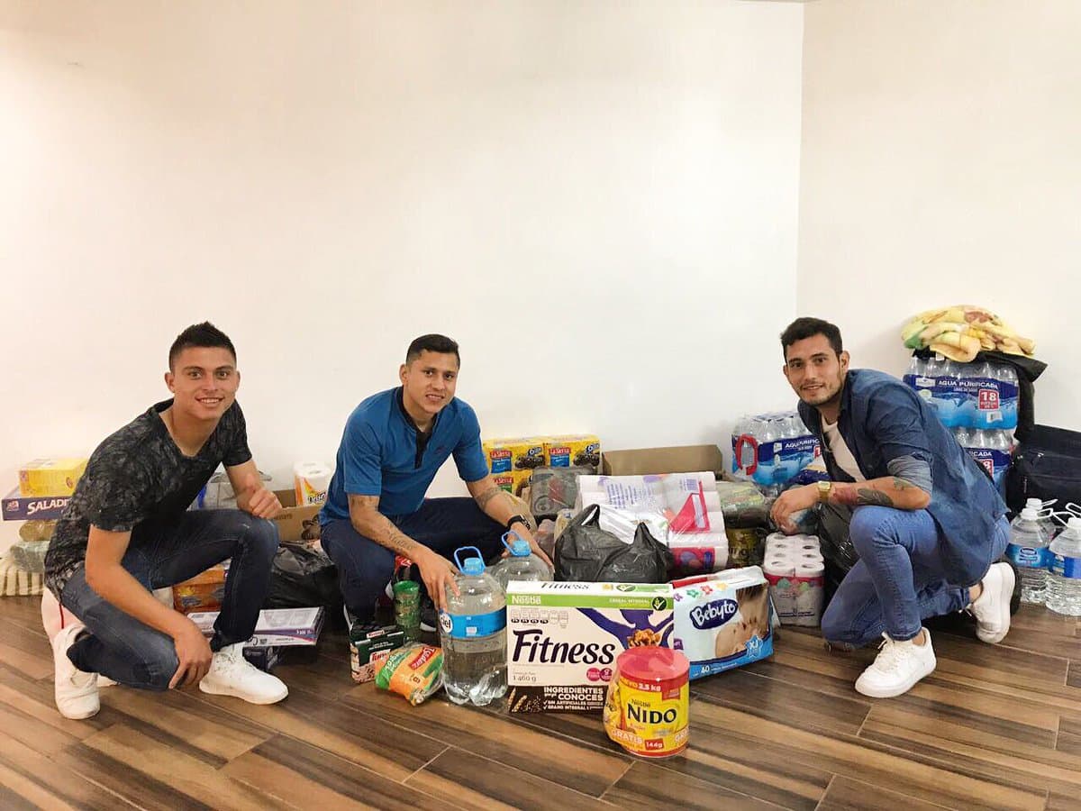 Julio César Domínguez (centro) organizó una colecta de víveres para los damnificados del terremoto.