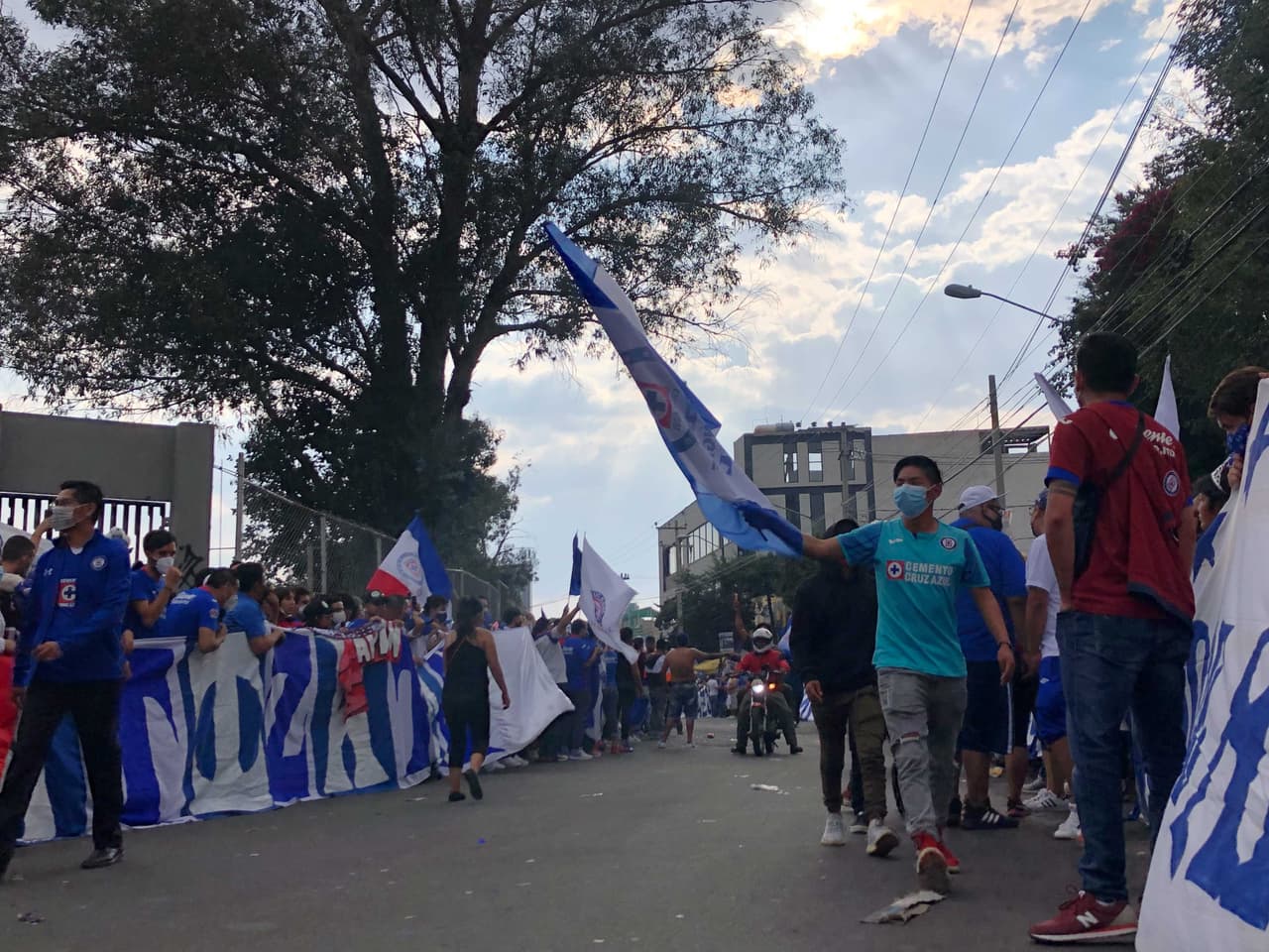 Miles de seguidores de Cruz Azul aparecieron en los alrededores del Estadio Azteca para cantar, alentar y gritar en apoyo a la Máquina celeste para la Final del Guardanes 2021 ante Santos Laguna.