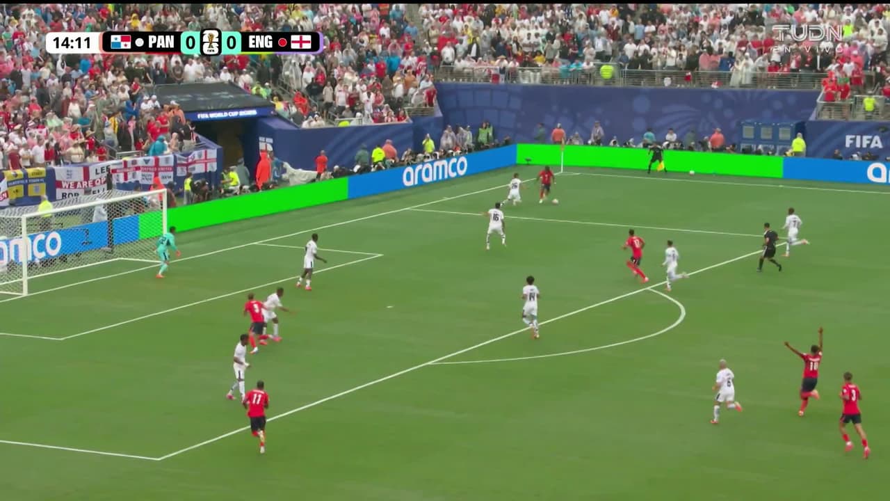 ¡TIRO ATAJADO! disparo por Bukayo Saka.