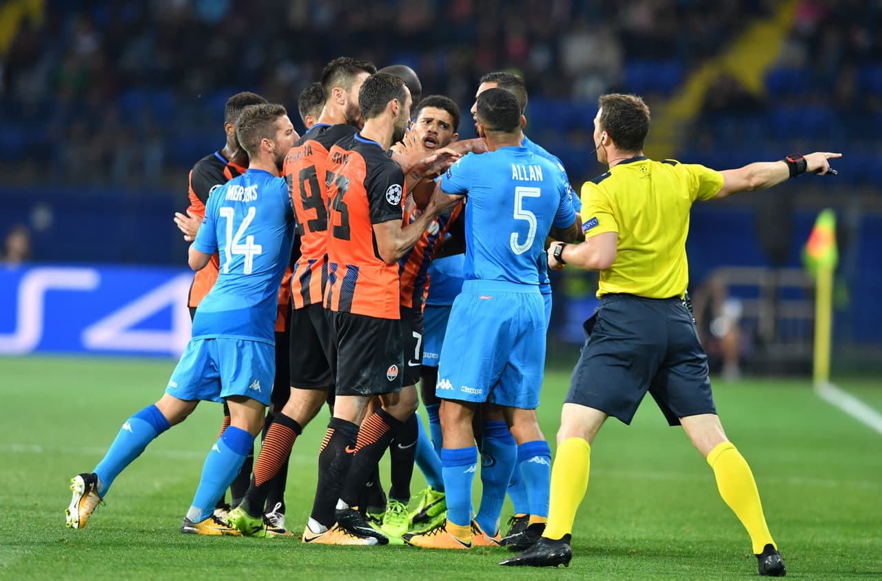 Nápoles, con tres puntos, se juega todo contra Shakhtar (9 unidades) en su casa. Está obligado a ganar para al menos llegar a la última fecha con posibilidades.