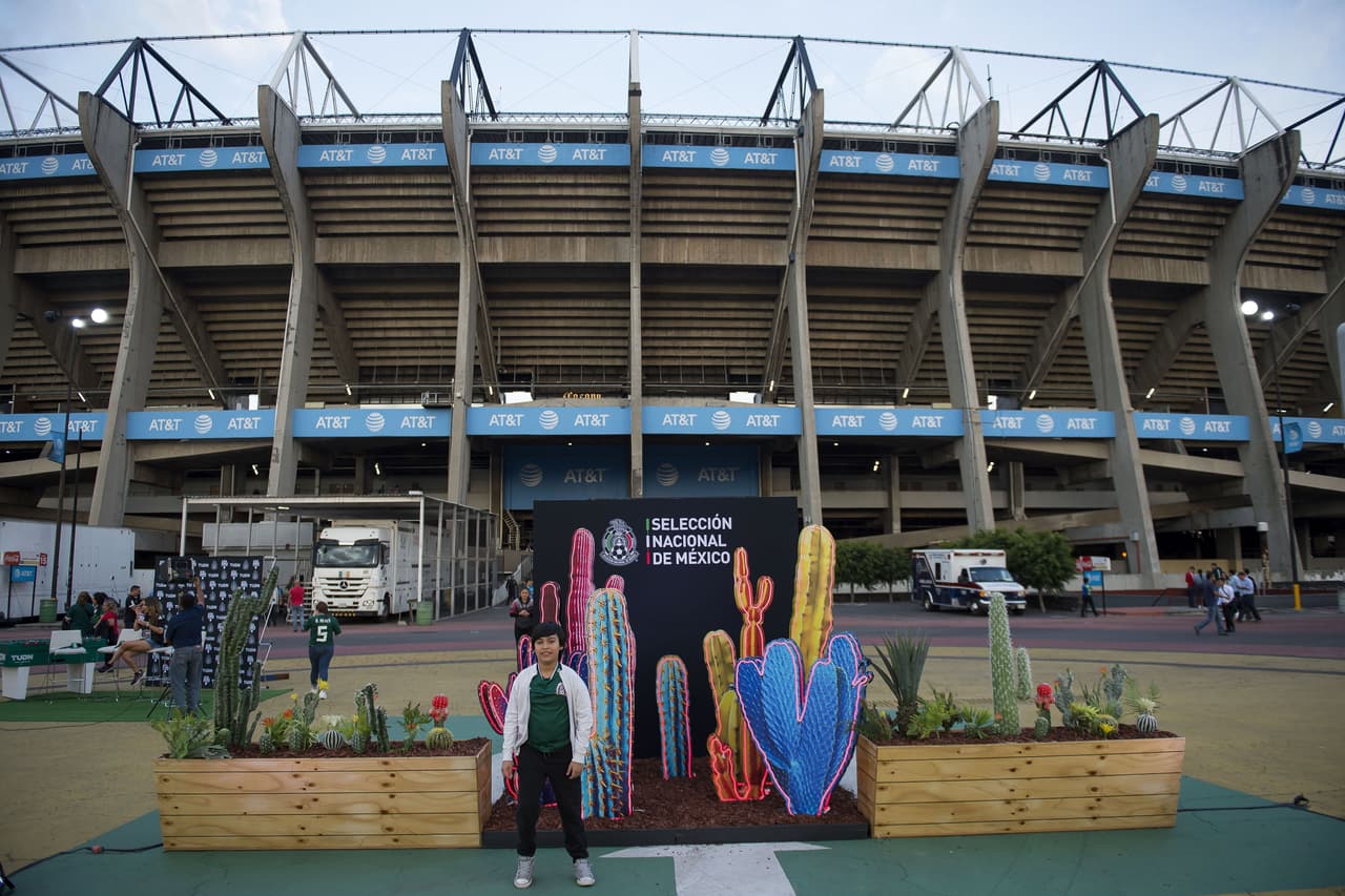 Miles de aficionados llegan puntuales a la cita en el Estadio Azteca para disfrutar el encuentro.