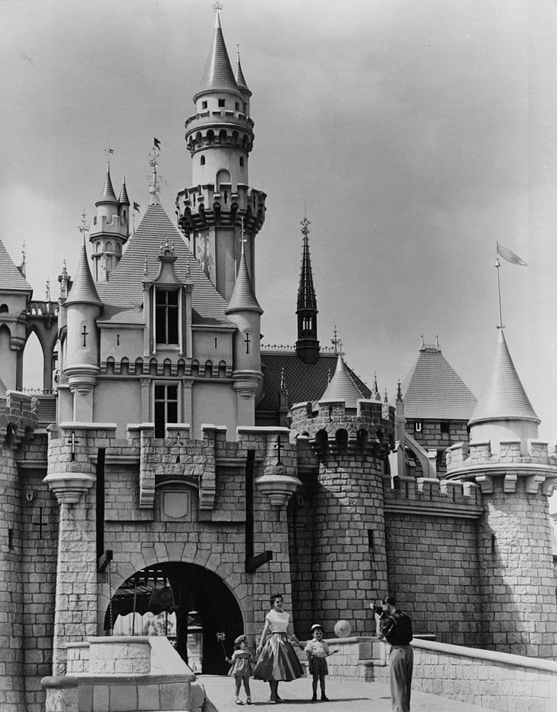 En 1955, Disneylandia abre sus puertas y, al día, contaban hasta 20,000 visitantes.