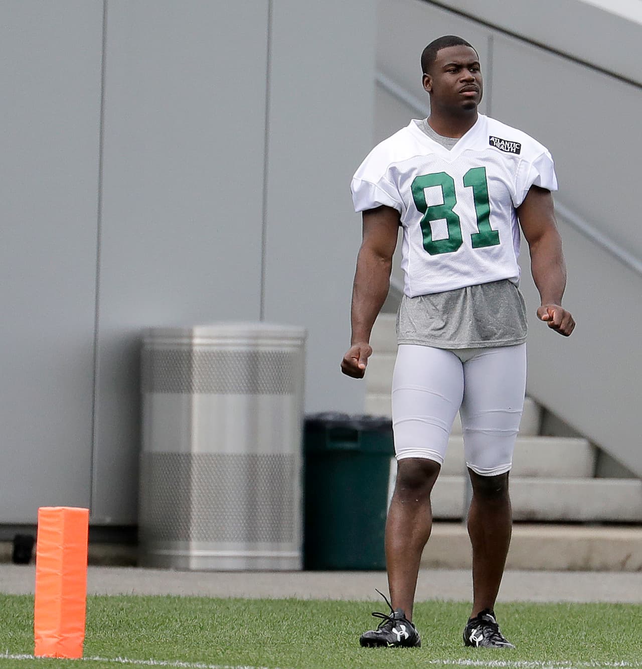 New York Jets' Quincy Enunwa watches NFL football practice, Thursday, June 15, 2017, in Florham Park, N.J. (AP Photo/Julio Cortez)