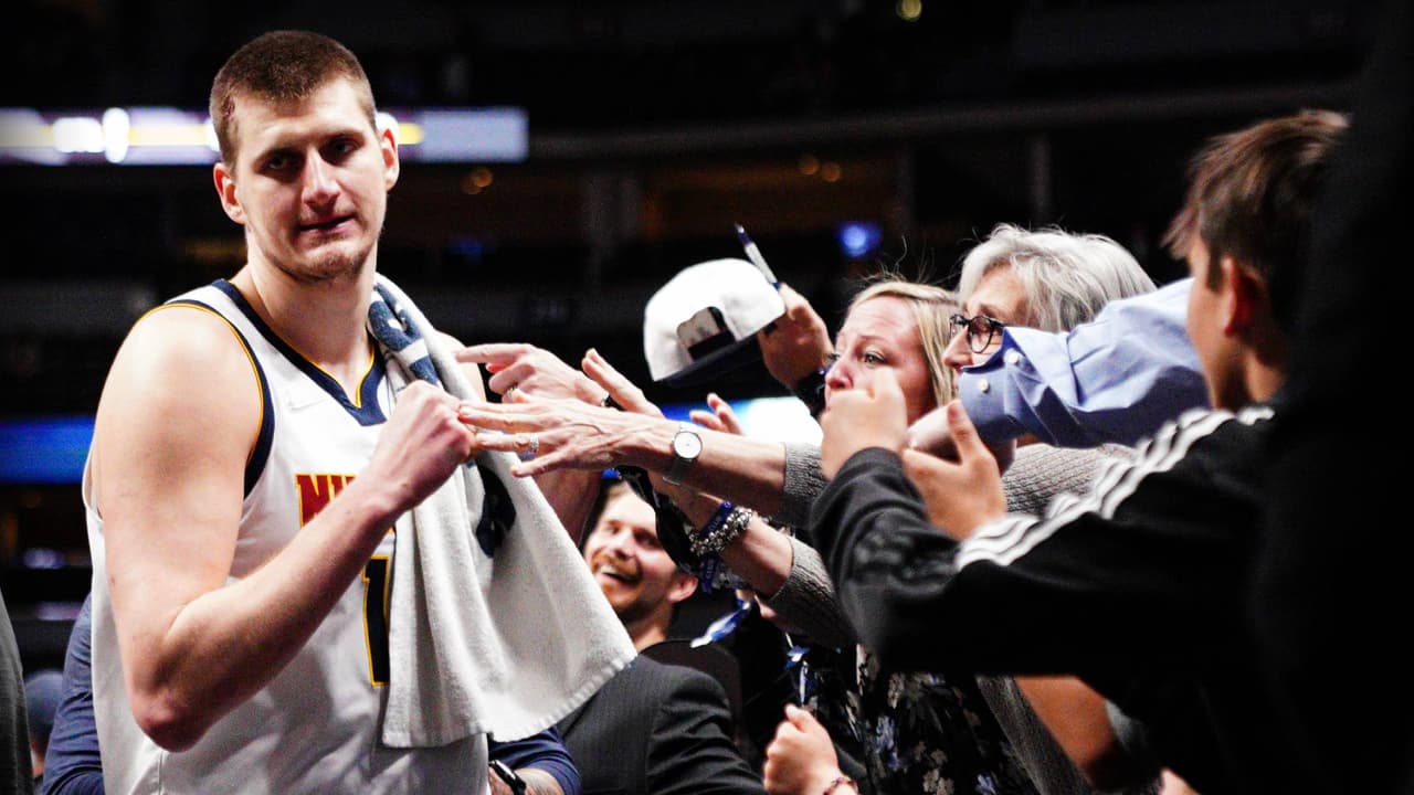 Nikola Jokic ayuda a los Denver Nuggets a meterse a playoffs