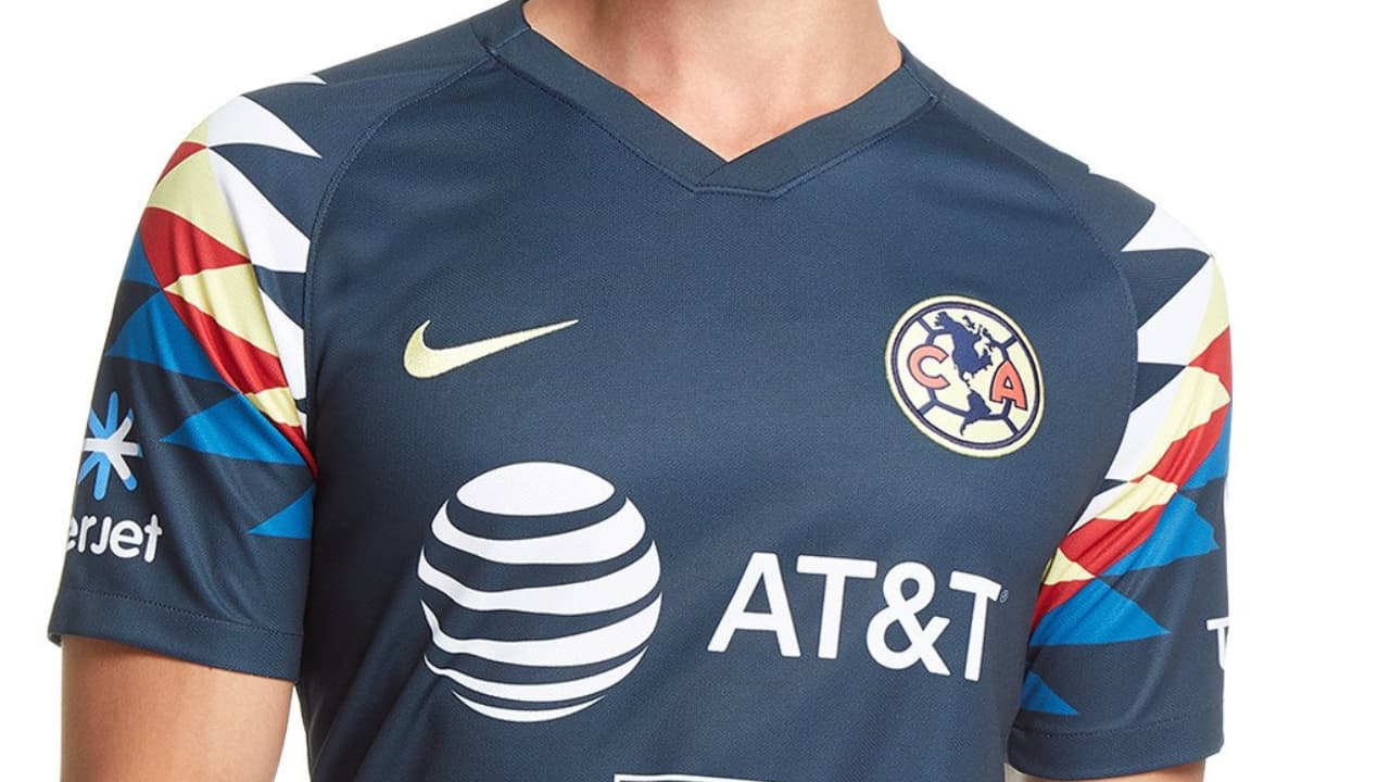 Después de varios rumores y filtraciones, por fin se dio a conocer la primera de las playeras del América para la próxima temporada. Como en el antepasado curso, los patrones de plumas de Águila vuelven en este jersey de visitante con los colores característicos del club.