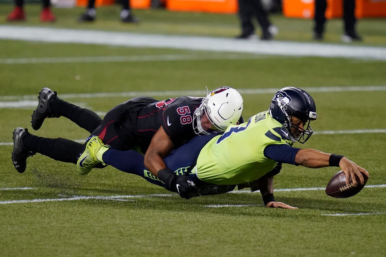 Russel Wilson comanda la victoria de 21-28 sobre los cardinals y ponen su record en 7-3.