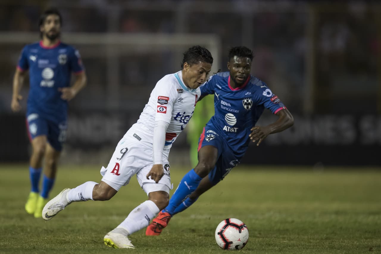 Incluso el equipo salvadoreño, aquí con Óscar Céren (9), estuvo cerca de darle un susto a los Rayados, la nómina más cara de la Liga MX.