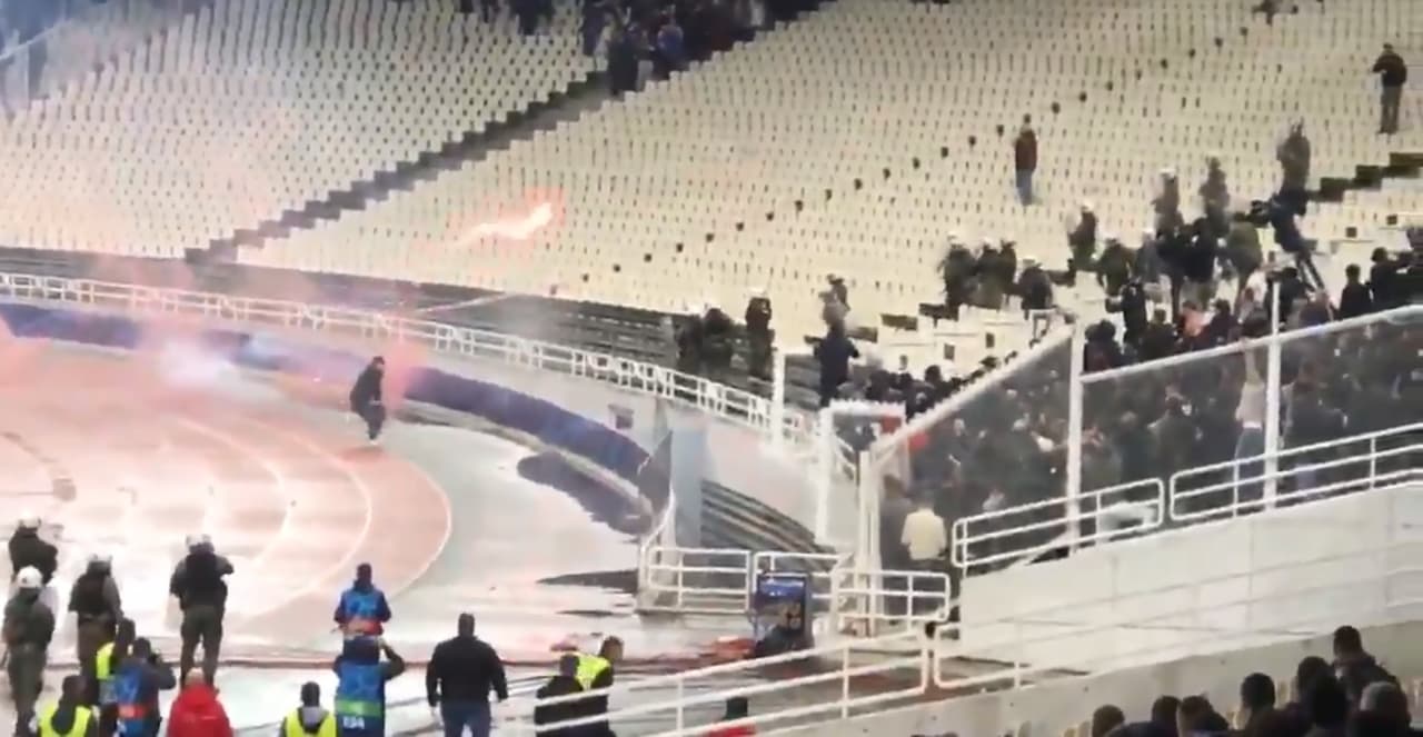 ¡Arde Atenas! La afición del AEK lanzó un bengala a la grada de la afición rival 