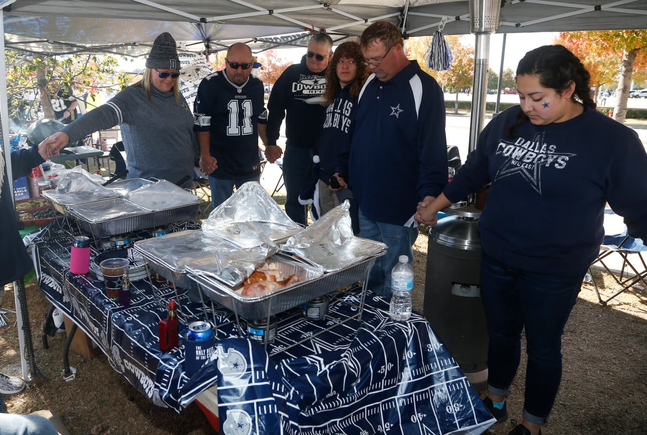 La tradición del Día de Acción de Gracias se mezcló con la fiesta del choque de Dallas Cowboys y Washington Redskins en la NFL, con mucho colorido en el AT&T Stadium en Arlington.