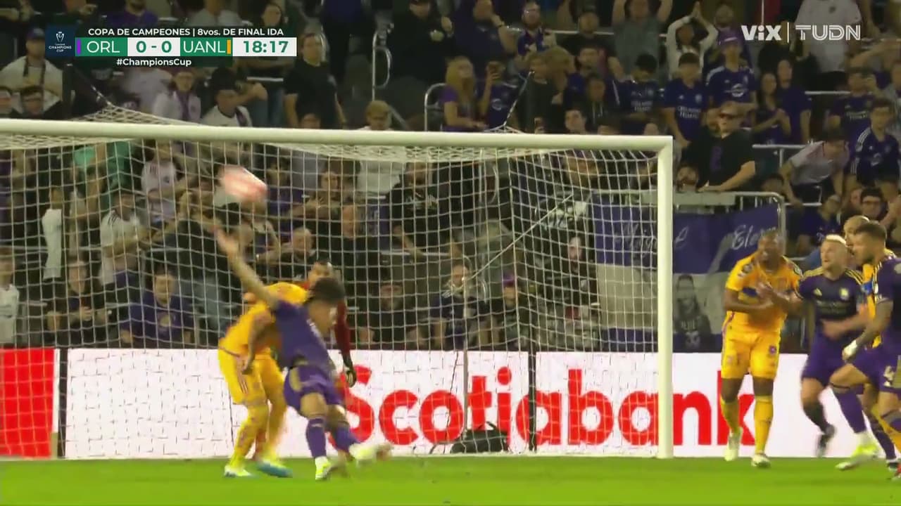 ¡Pedían penalti! Vigón y Araujo se enganchan en el área, dejan seguir