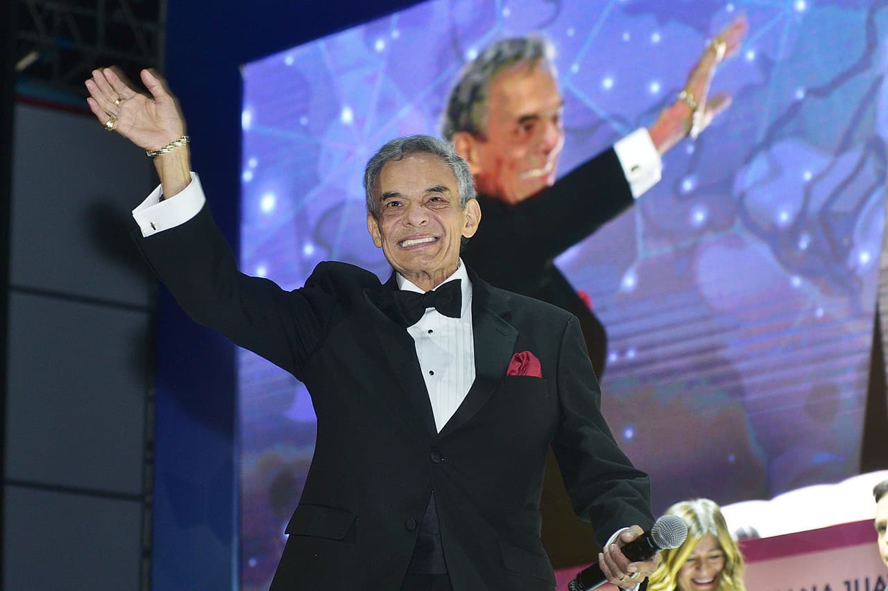 En 1988 le rindieron homenaje por sus 25 años de carrera y participaron, entre muchos otros, figuras como 
<b>Juan Gabriel</b>, 
<b>Julio Iglesias</b> y 
<b>Roberto Carlos</b>.